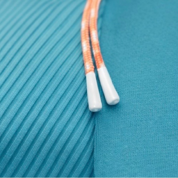 ALL IN MOTION Woman's High-Rise Leggings with Zipper Pockets - Picture 4 of 9